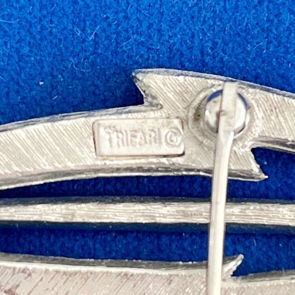 Vintage Triari Silver Brooch Pin - Picture 6 of 6